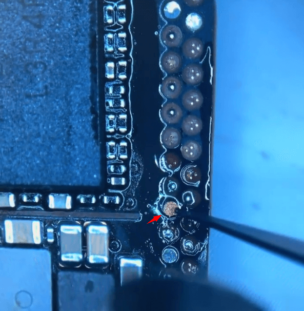 iphone 12 pro max non si accende guida alla riparazione problema 17 Saldare un capocorda di rame sul cerchio di filo saltato