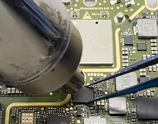 huawei matebook x pro funktioniert nicht mehr bei normalem Gebrauch 24 Löten Sie den Chip wieder auf die Hauptplatine