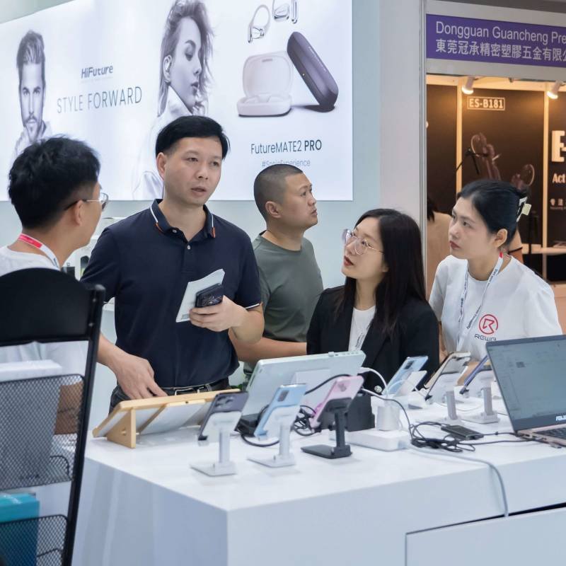 rewa participated in the hong kong global sources mobile electronics show with great success Talking with Buyers-1