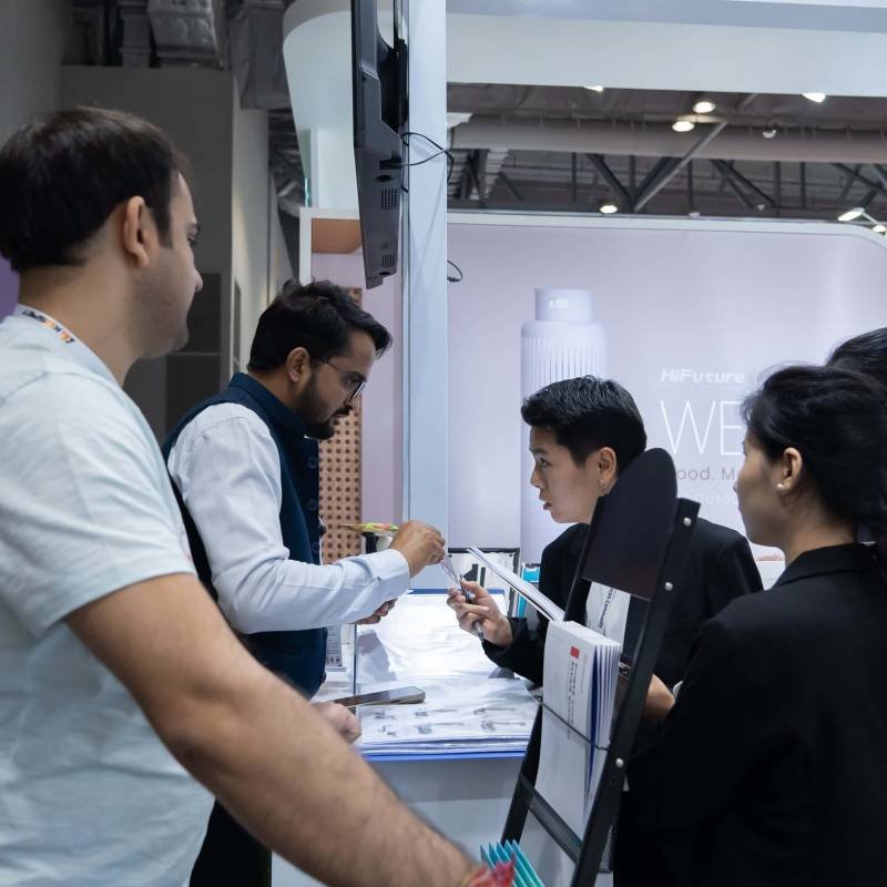 rewa participated in the hong kong global sources mobile electronics show with great success Talking with Buyers