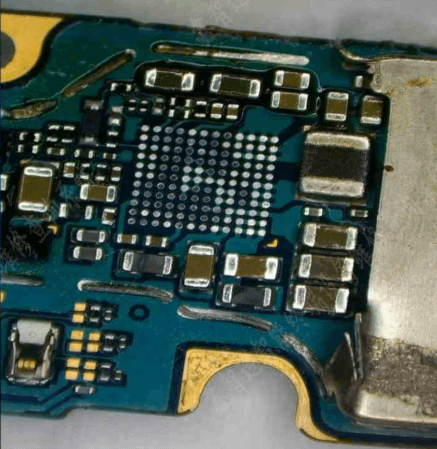 réparation du problème de démarrage du samsung galaxy s10 Retirer le circuit intégré de chargement
