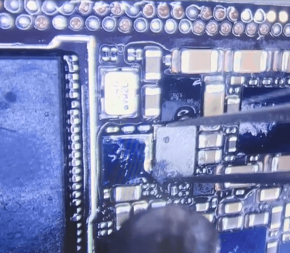 comment réparer l'iphone 12 qui ne démarre pas après un accident de voiture Souder l'inducteur