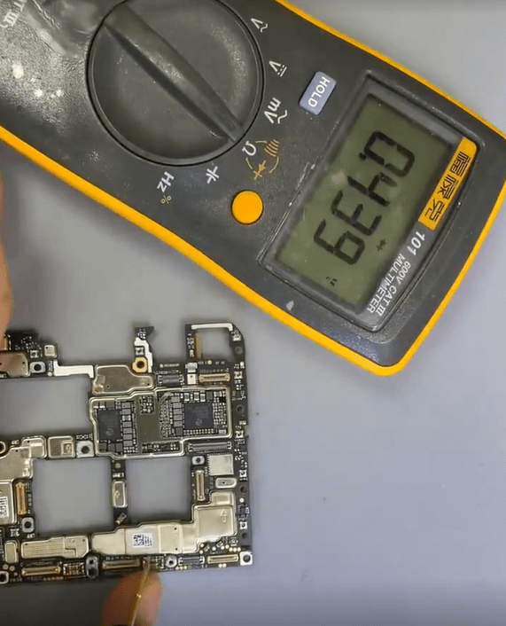 réparation des dommages causés par l'eau sur le huawei mate 40 pro Test avec le multimètre Mate 40 Pro