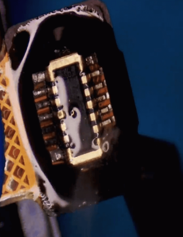 Riparazione dei danni causati dall'acqua di xiaomi mi 10 ultra: ripristino di un telefono che non si avvia Applicare il flussante in pasta saldante sul cavo flessibile per impronte digitali