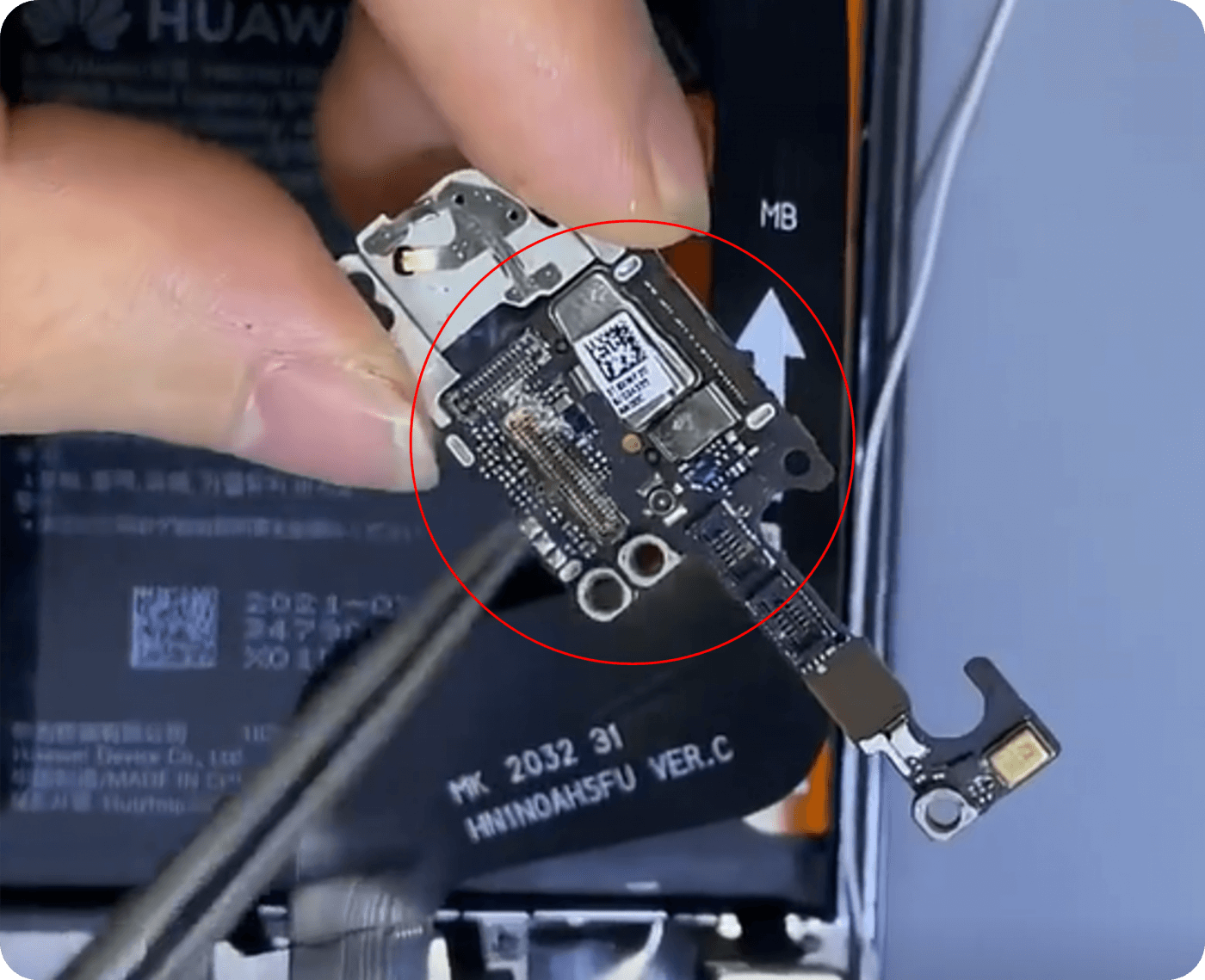 réparation des dommages causés par l'eau sur le huawei mate 40 pro le petit tableau devient corrosif
