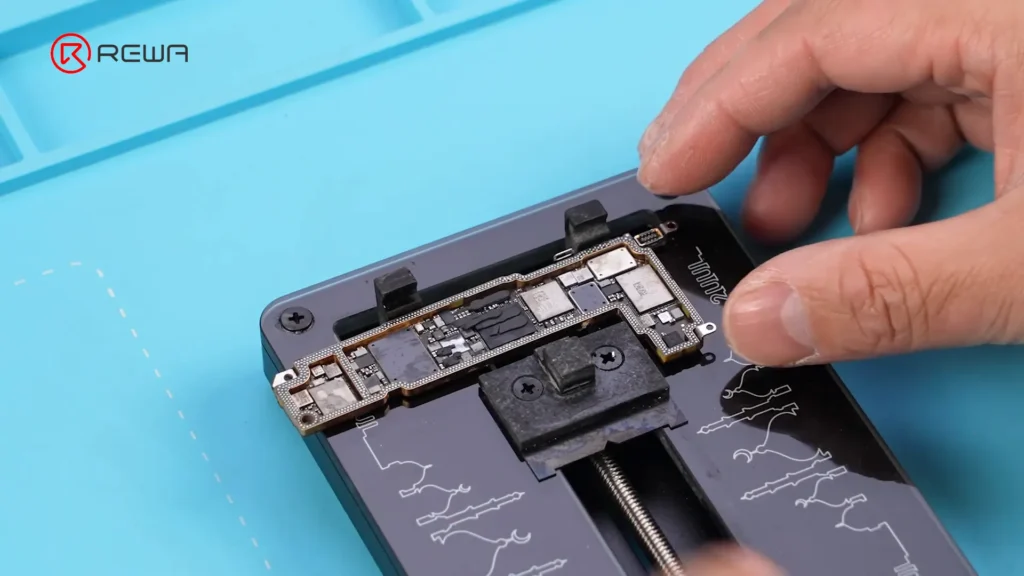 iphone 12 und höher Modelle wifi Chip Reparatur: eine Schritt-für-Schritt-Anleitung board into fixture 1.webp 1