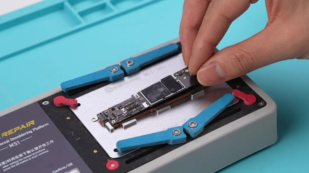 Aggiornamento iPhone 16e: come aggiungere 512 gb di memoria e magsafe a soli $46 applicare il supporto per pcb 1