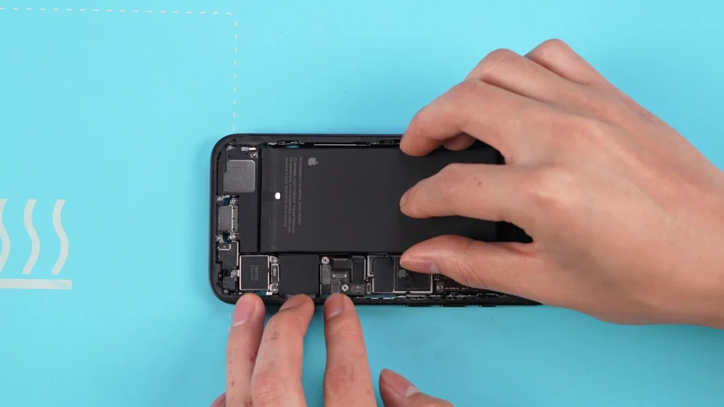 Aggiornamento iPhone 16e: come aggiungere 512 gb di memoria e magsafe a soli $46 batteria iphone16e connec 1