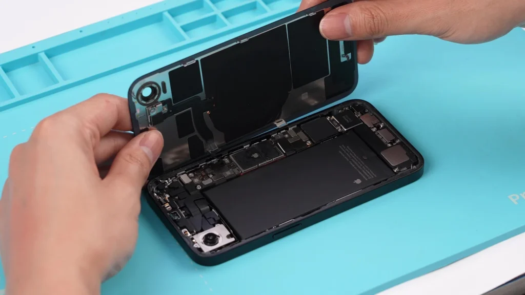 Aggiornamento iPhone 16e: come aggiungere 512 gb di memoria e magsafe a soli $46 installare il coperchio posteriore 1