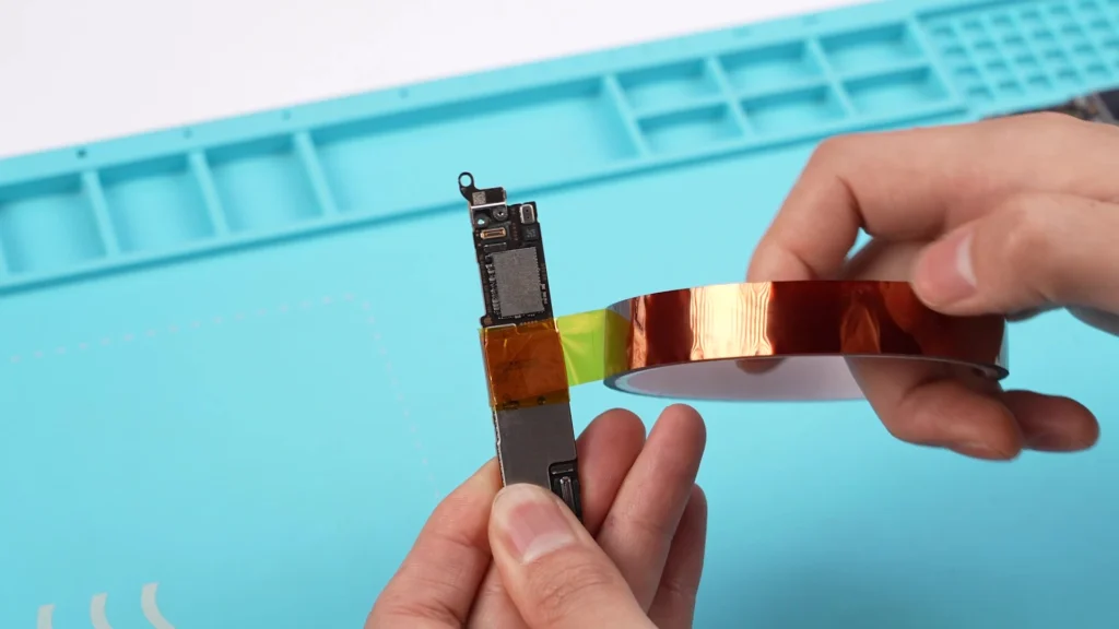 Aggiornamento iPhone 16e: come aggiungere 512 gb di memoria e magsafe a soli $46 proteggere la scheda madre con il nastro adesivo 1