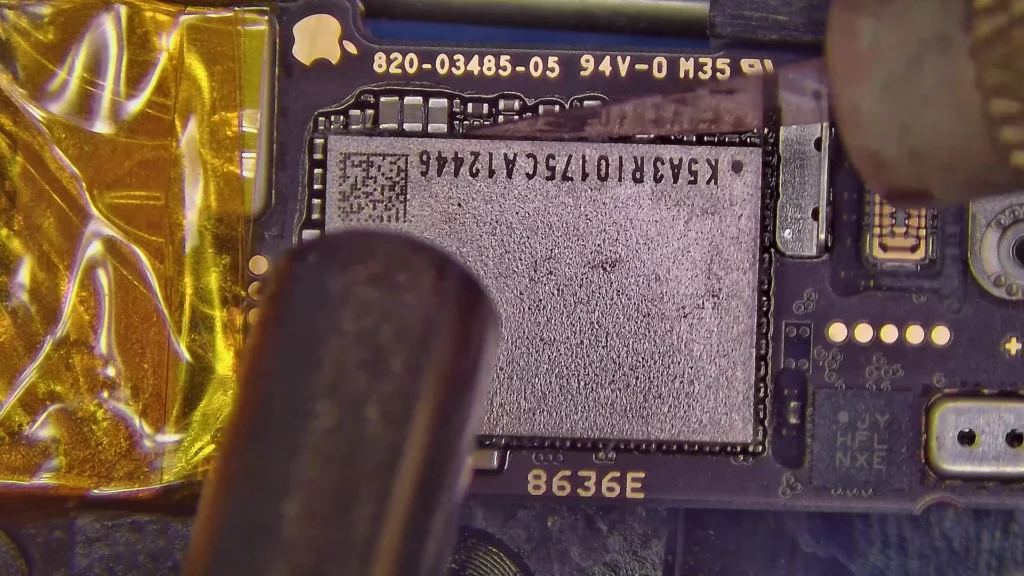 Aggiornamento iPhone 16e: come aggiungere 512 gb di memoria e magsafe a soli $46 rimuovere il chip nand 1