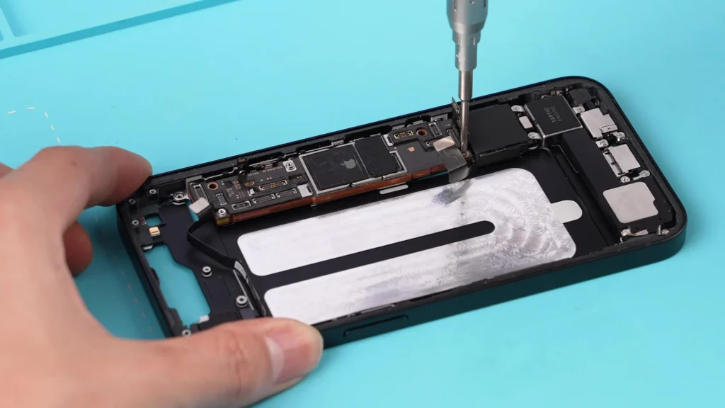 Aggiornamento iPhone 16e: come aggiungere 512 gb di memoria e magsafe a soli $46 fissare la scheda madre 1