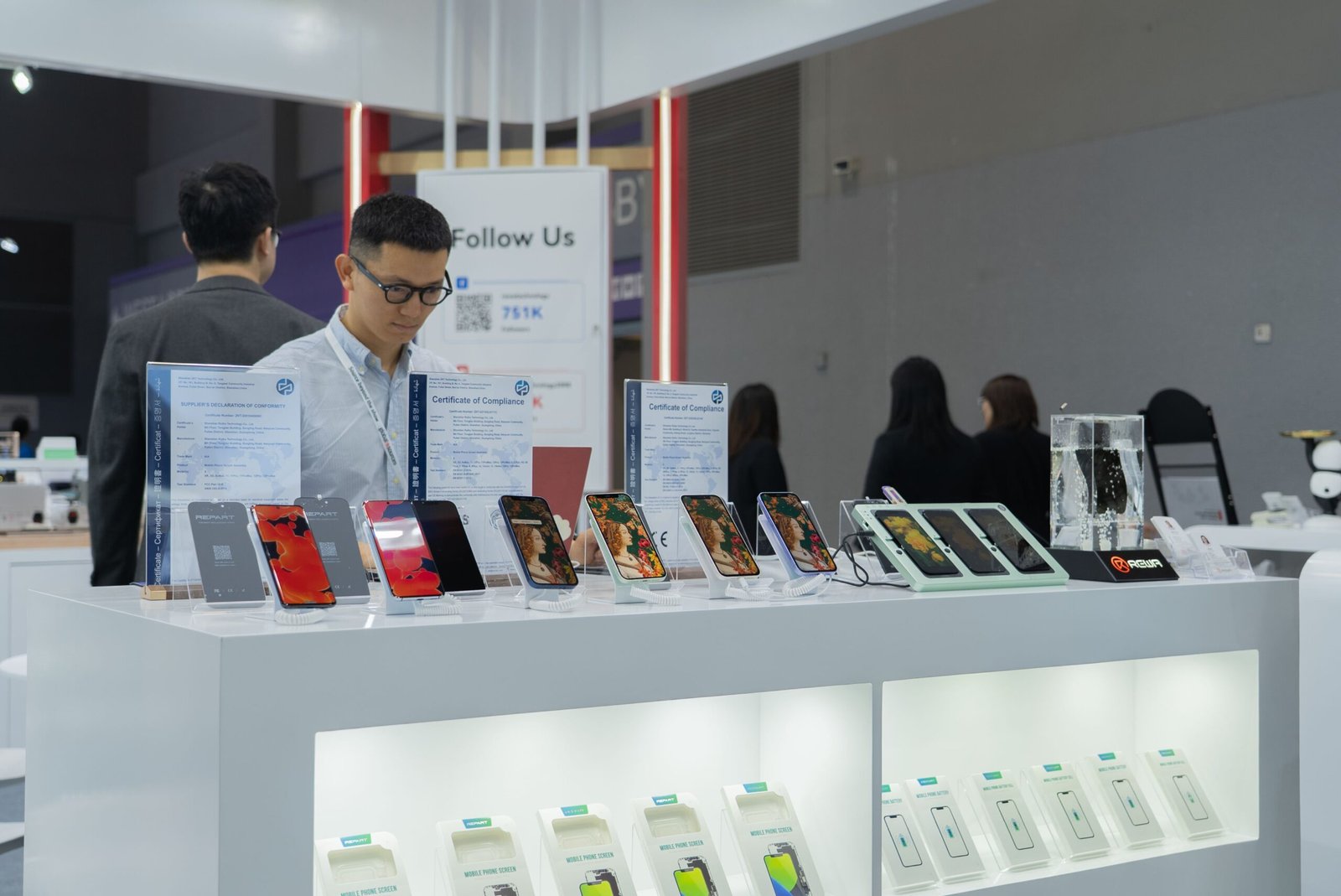 rewa ha riscosso successo alla fiera globale dell'elettronica mobile sources di hong kong un cliente cerca prodotti rewa
