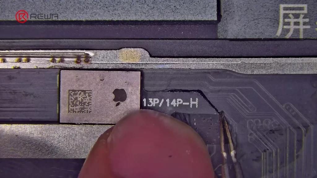 la primera pantalla aftermarket que pasa ios 18.3 repair assistant sin ic swap cubrir los puntos de soldadura con cinta negra 1