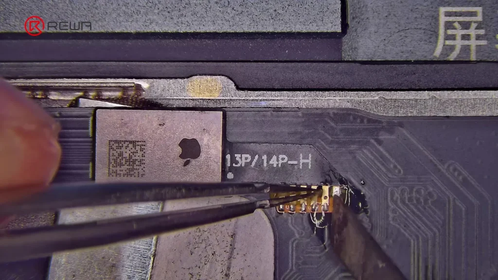 la primera pantalla aftermarket que pasa ios 18.3 repair assistant sin ic swap soldadura de las almohadillas del cable flexible 1