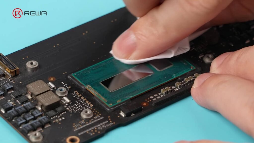 Comment mettre à jour le macbook air a1466 en i7 cpu & 16gb ram pâte thermique propre