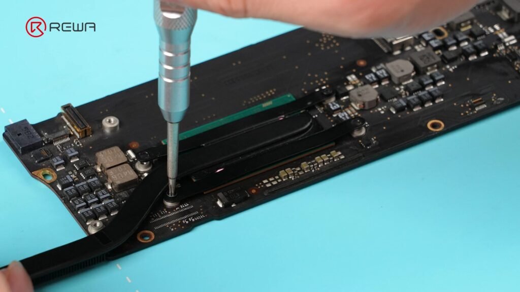 Comment mettre à jour le macbook air a1466 en i7 cpu & 16gb ram réinstaller le dissipateur thermique