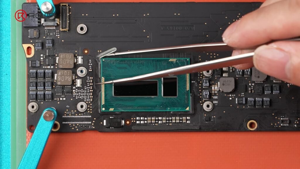 Comment mettre à jour le macbook air a1466 en i7 cpu & 16gb ram enlever la colle environnante
