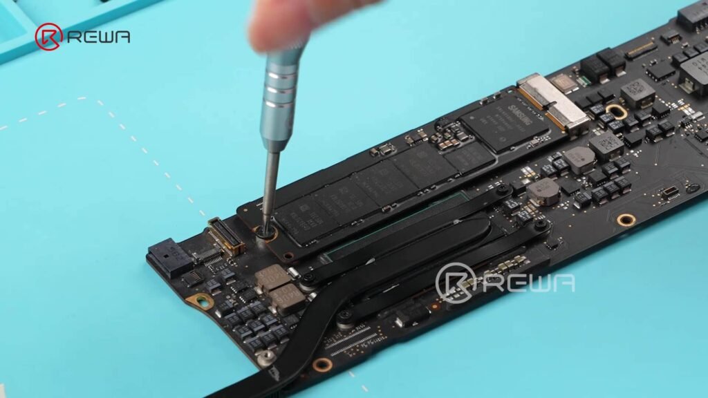 Comment mettre à jour le macbook air a1466 en i7 cpu & 16gb ram dévisser pour enlever le ssd du macbook