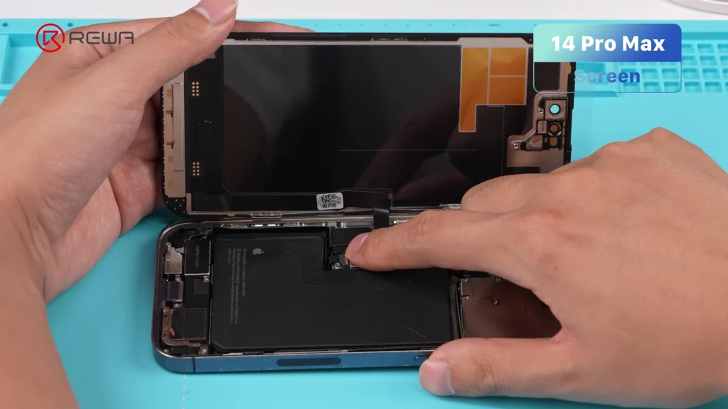 ios 26.1 screen pairing: hidden update every technician should know two hand holding an iphone and repairing