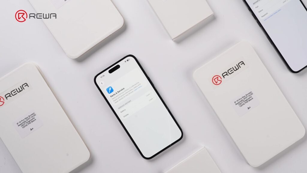 solucionar el mensaje de pieza desconocida en iPhone usando piezas compatibles con diagnóstico Pantallas compatibles con el diagnóstico de REWA junto a un iPhone que muestra las piezas reconocidas en el menú de Piezas y servicio