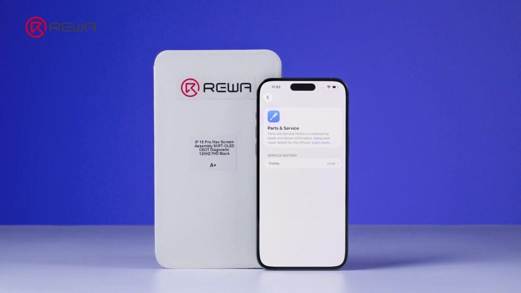 solucionar el mensaje de pieza desconocida en iPhone usando piezas compatibles con diagnóstico Pantalla de diagnóstico REWA para iPhone 15 Pro Max (solución al mensaje de pieza desconocida) embalaje y un iPhone que muestra una pantalla reconocida en el historial de servicio